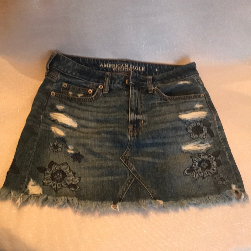 AMERICAN EAGLE 2 Distressed Embroidered flowers cut outs Mini Skirt (Z)